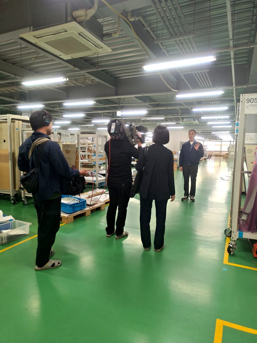 工場内でのインタビューの様子